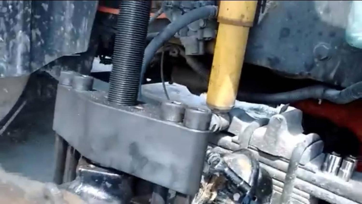 Heavy-duty kingpin press removal tool clamped on axle housing