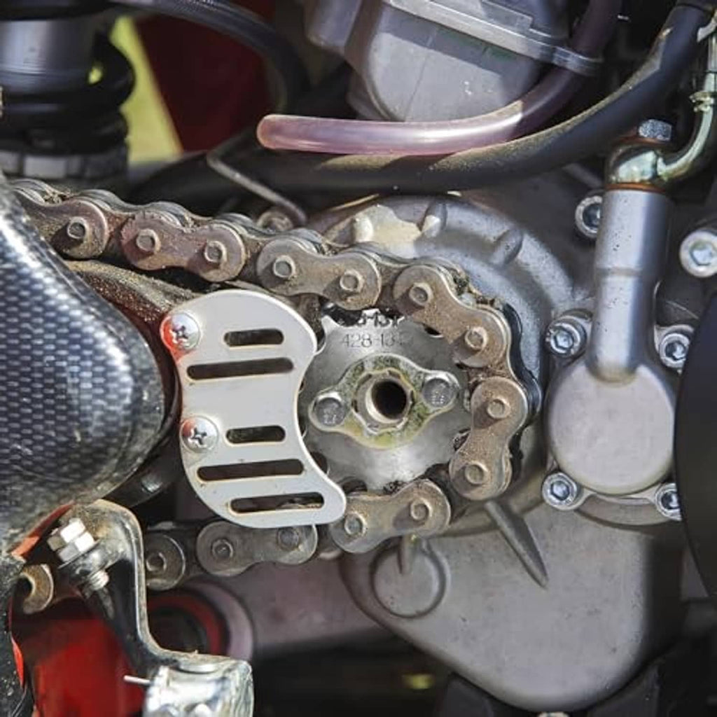 Front engine sprocket kit on motorcycle engine with chain and toothed front sprocket