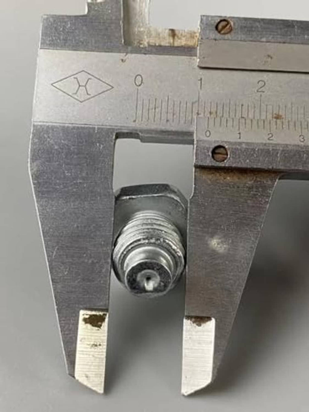Hydraulic floor jack fixed screw measured with calipers, hex head and threads