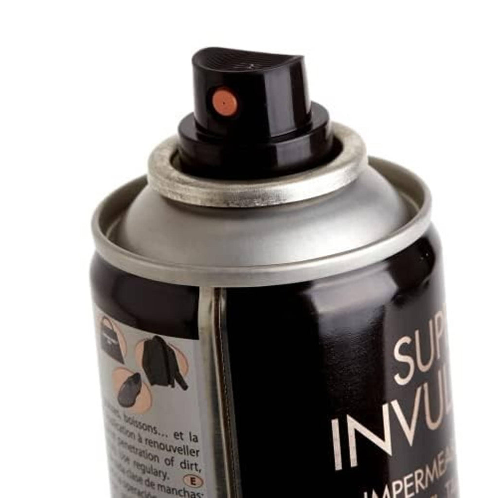 Close-up of SAPHIR Super Invulner spray nozzle and top of bottle