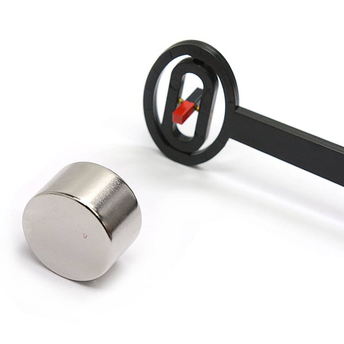 Magnetic pole detector ring head near round metal magnet