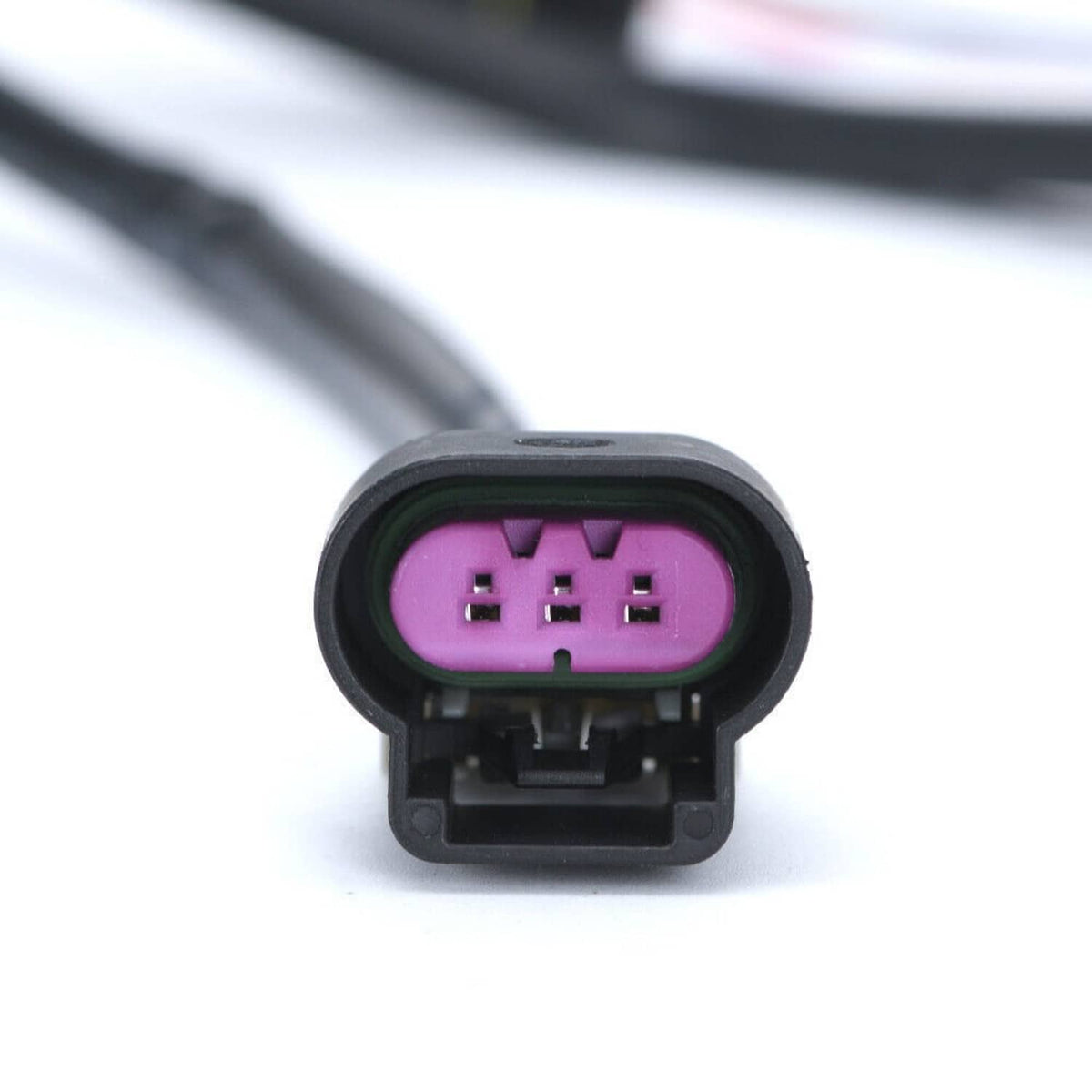 Vehicle projector-headlight wire harness connector with purple 4-pin plug