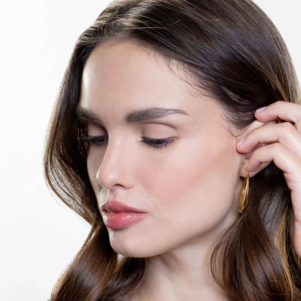 Matte eyeshadow on hooded eyelid with nude liner; model close-up