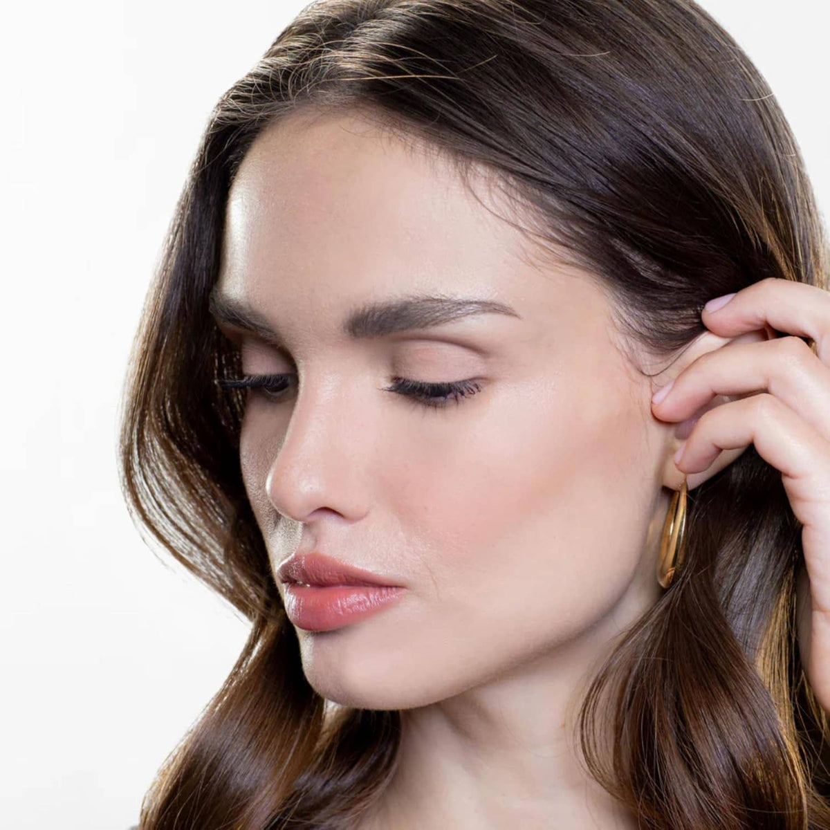 Matte eyeshadow on hooded eyelid with nude liner; model close-up