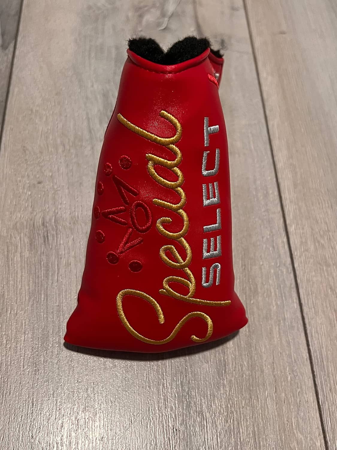 Red Scotty Cameron mid mallet putter headcover, vertical gold Special lettering